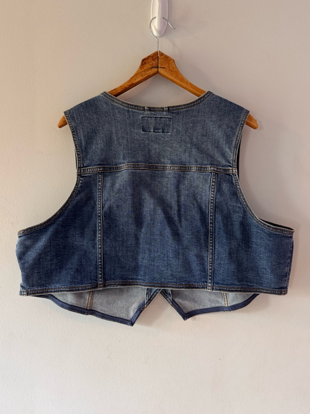 Torrid Plus Size 3 Medium Wash Denim Vest Button Front Stretch Trucker Jacket - Picture 3 of 11